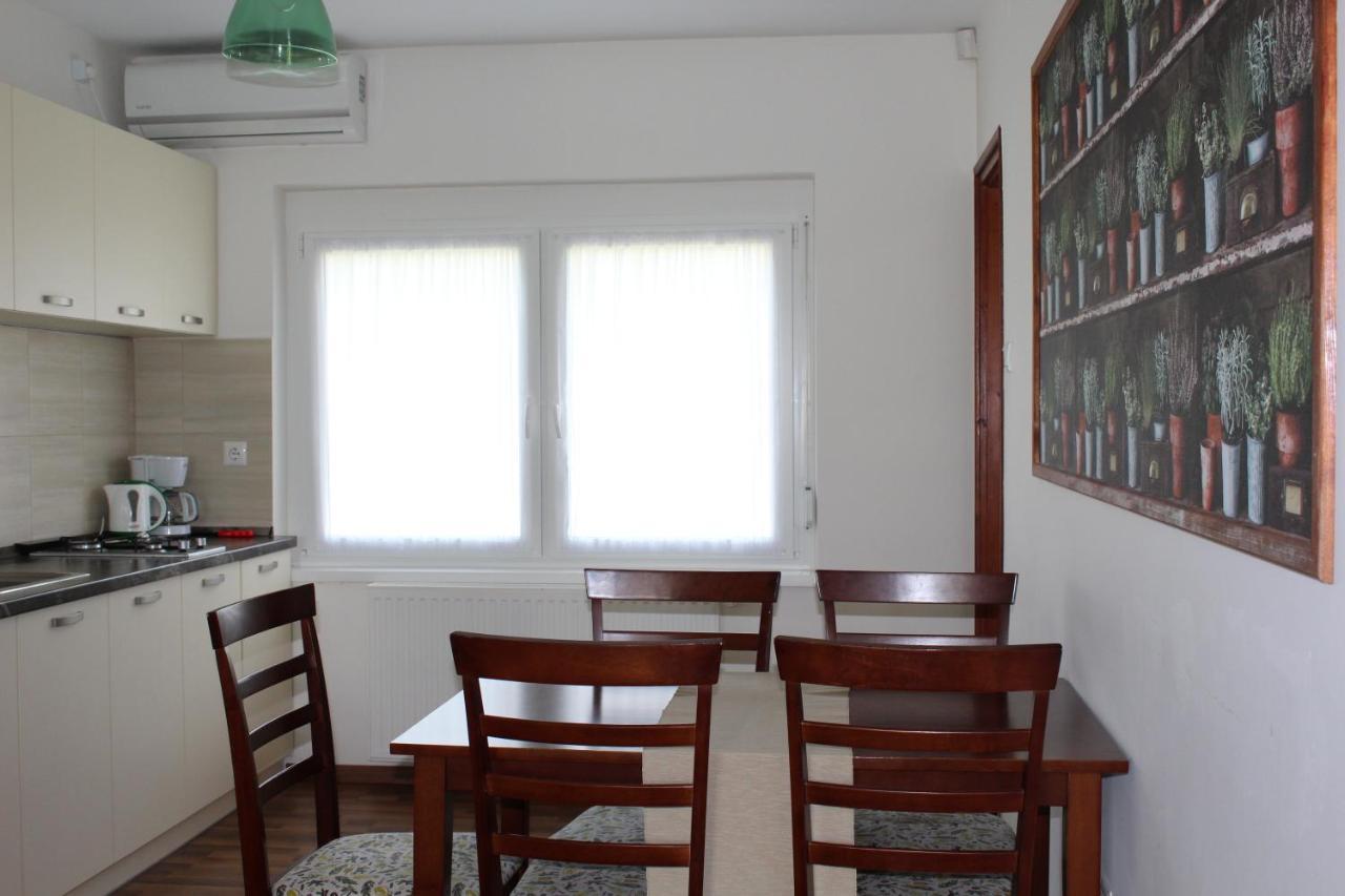 Petita Garden Apartman Siofok Ngoại thất bức ảnh