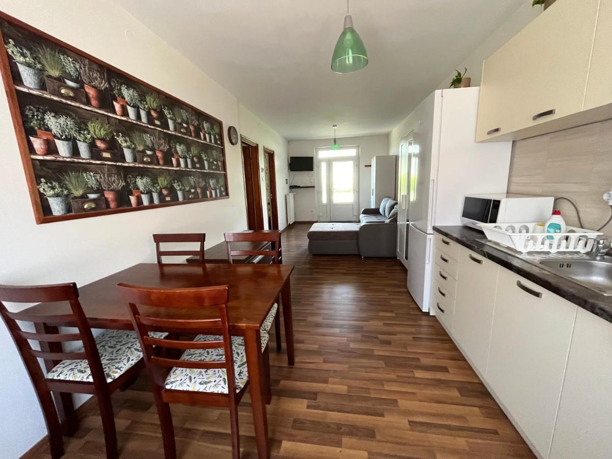 Petita Garden Apartman Siofok Ngoại thất bức ảnh